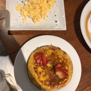 huevos revueltos y pancake con mantequilla 