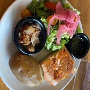 salmon noisette con papa hervida y ensalada