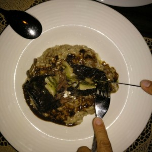 asado de tira sobre risotto de trufa