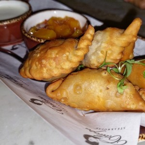 Empanadas de Cordero, Chutney de Mango con Miso y Salsa Raita