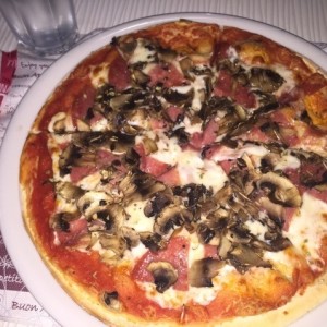 pizza con hongos y salami