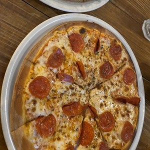 Pizza con Pepperoni tamaño mediano