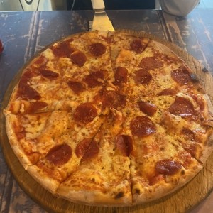 Pizza familiar de peperoni 
