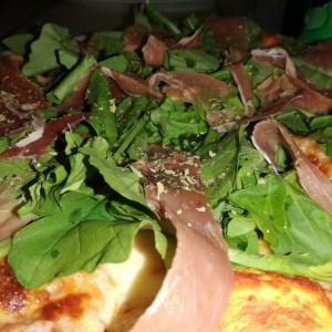 Pizza Romana con prosciutto, rugula y salsa mozzarella
