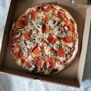 Pizza con pepperoni y hongos tamaño mediano