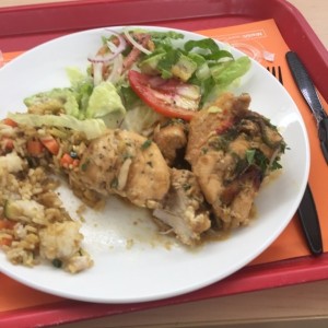 Pollo, arroz con vegetales, ensalada mixta