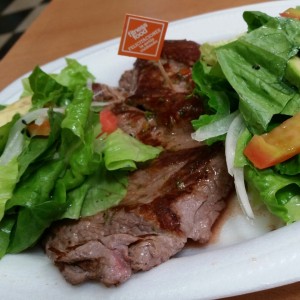 Steak Grill con Ensalada de Aguacate. 