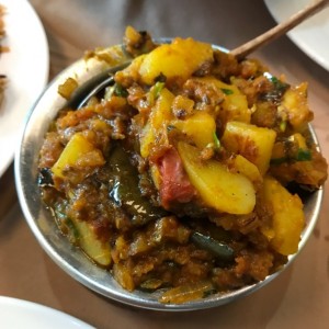 Baigan Aloo (papas, berenjena, cebolla y tomate)