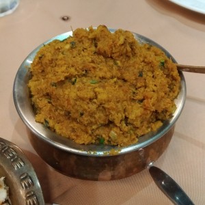 Chicken Keema (pollo molido sazonado con especias y petit pois).