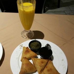 Mango lassy y samosas