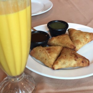 Samosas de Pollo y Mango lassi