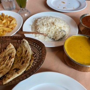 Butter Chicken, Chicken Tikka Masala, Naam con ajo. 