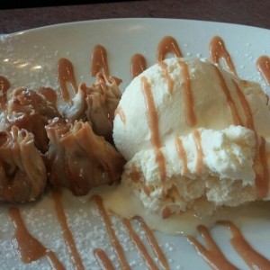 Wontons de queso y dulce de leche con helado