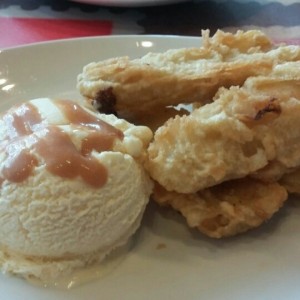 Banano tempura con helado