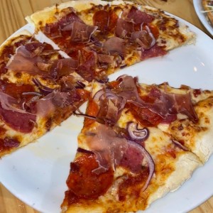 Pizza con pepperoni, bacon y jamon y cebolla