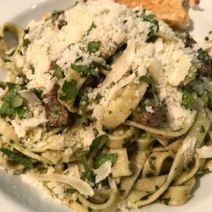 pasta fresca con lomo parmesano y pesto