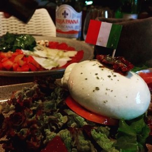 Burrata sobre ensalada verde