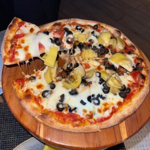 pizza de alcachofa y aceitunas 