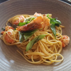 Spaghetti con albahaca y camarones