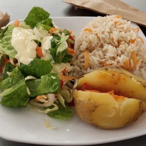 Arroz, ensalada verde y papa asada con guiso