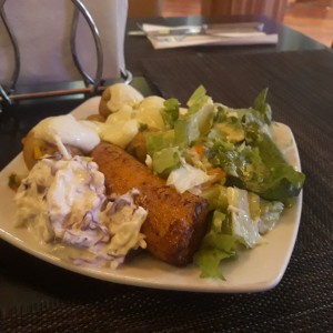 Papas con salsa de Ajo, ensalada fria y Platano Maduro