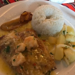 Corvina al ajillo con camarones