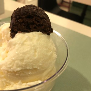 helado de vainilla con una trufa de pastel
