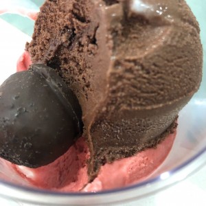 helado de chocolate y red velvet con una trufa de pastel