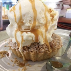 apple crumble con helado