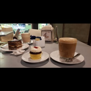 latte, muffin de red velvet