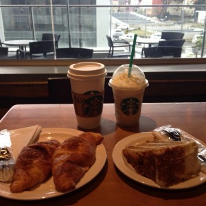 croissant relleno de jamon y queso y carrot cake