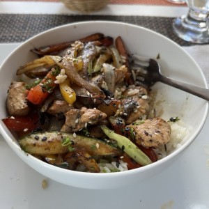 Wok de Pollo con Vegetales Salteado sobre arroz