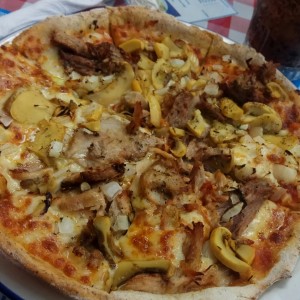 pizza de pernil asado hongos y cebolla picada