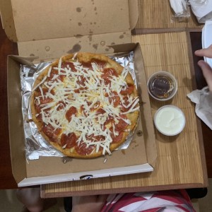 Pizza de Pepperoni con Queso Feta, miel y zasiski