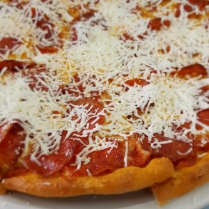 Pizza peperoni con queso feta