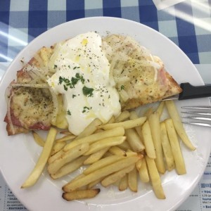 Pita Pantufla de salami y jamon con papas asadas