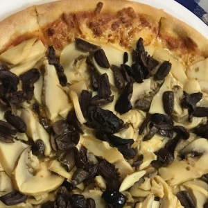 puzza de hongos y aceitunas negras