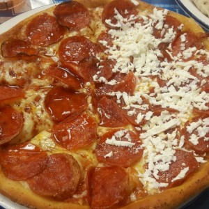 pepperoni mitad con miel y mitad con queso feta al salir del horno