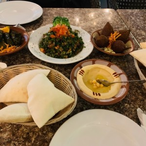 Hummus, Pan Pita, Kibbe Frito y Tabule 