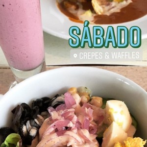 Ensalada de la barra y sopa de tomate 