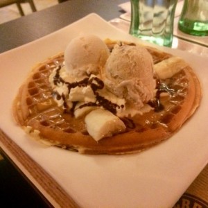 wafle de banano con dulce de leche y helado