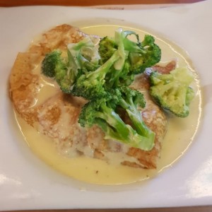 crepe de pollo, brocoli y queso