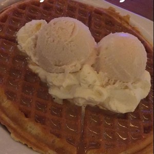 Waffle de dulce de leche con helado de vainilla