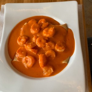 crepes de camarones en salsa roja