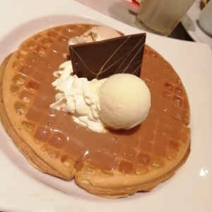 wafle de arequipe con helado