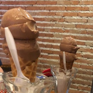 helado de chocolate en cono