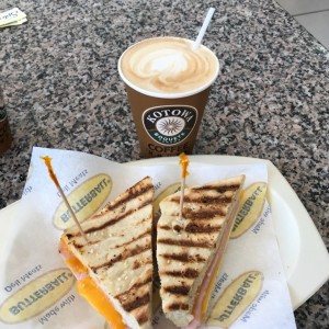 panini jamon y queso cheddar