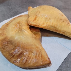 Empanada Chilena de Carne y de pollo