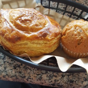 pastelito de espinaca y feta y blueberry muffin