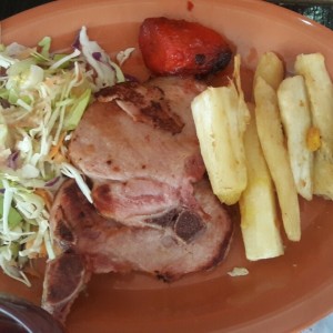 Puerco ahumado con yuca frita